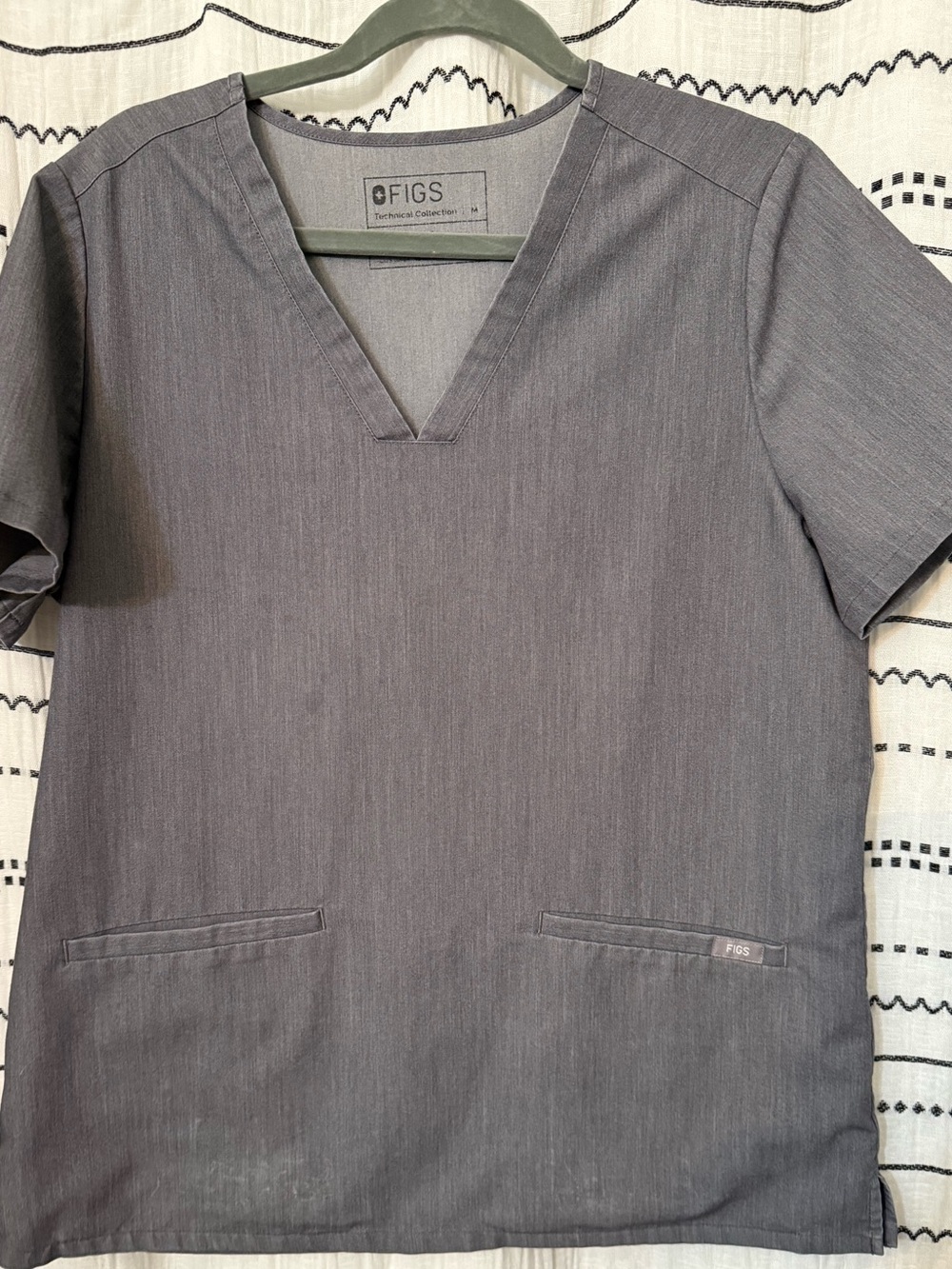 FIGS Men’s V-Neck Scrub Top in Charcoal Gray